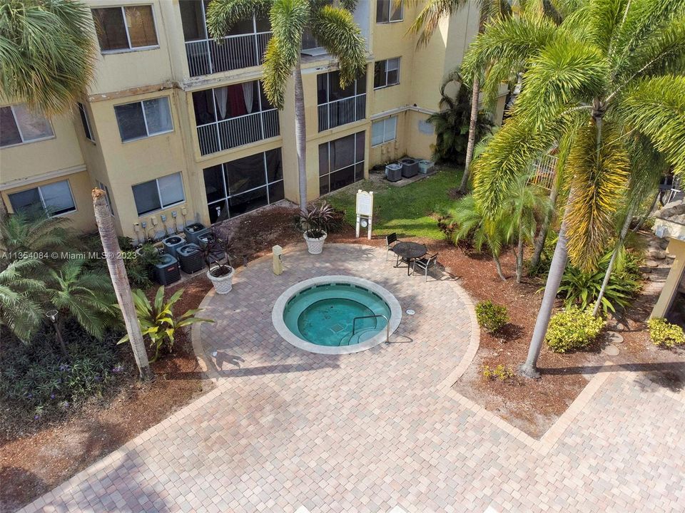 For Sale: $159,900 (1 beds, 1 baths, 615 Square Feet)