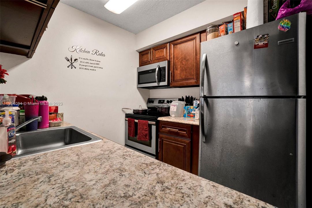 For Sale: $159,900 (1 beds, 1 baths, 615 Square Feet)