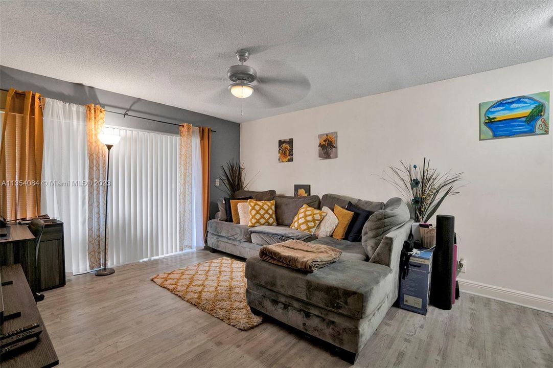 For Sale: $159,900 (1 beds, 1 baths, 615 Square Feet)