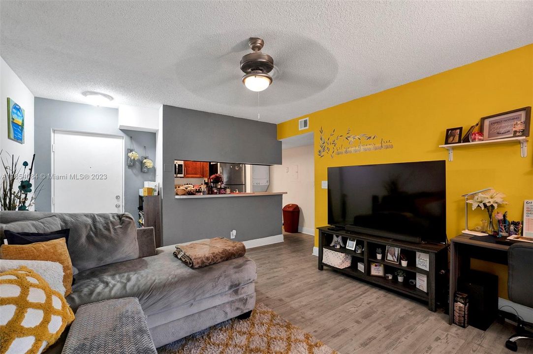 For Sale: $159,900 (1 beds, 1 baths, 615 Square Feet)