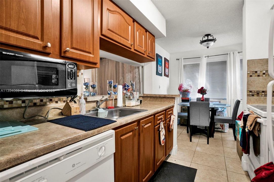 For Sale: $159,900 (1 beds, 1 baths, 695 Square Feet)