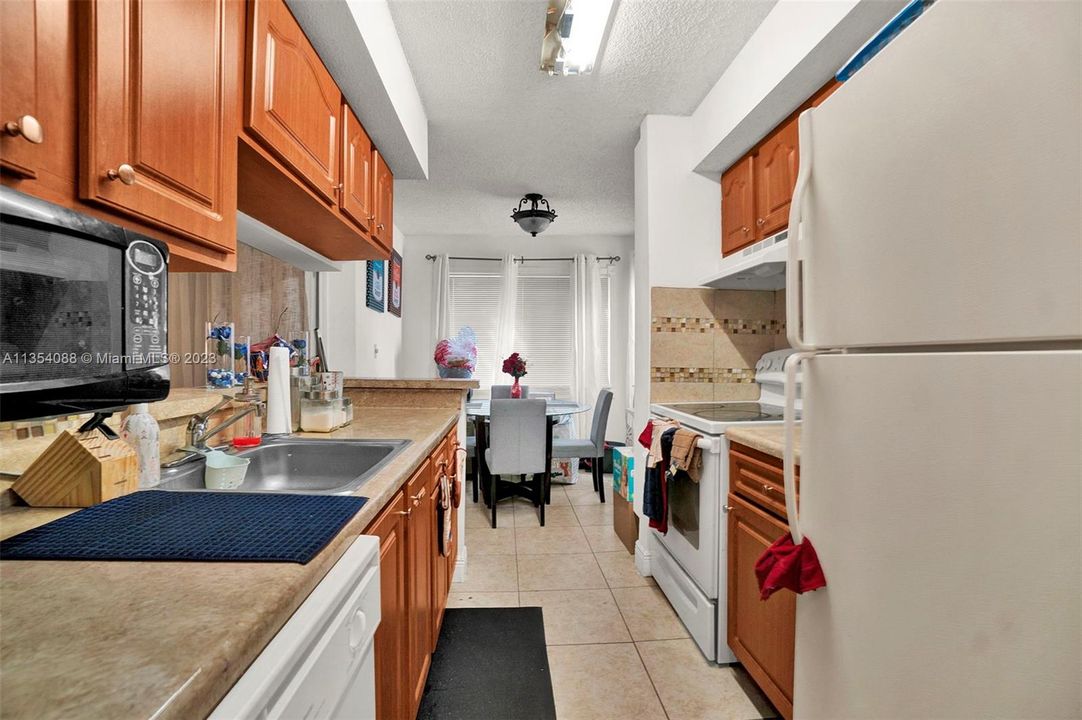 For Sale: $159,900 (1 beds, 1 baths, 695 Square Feet)