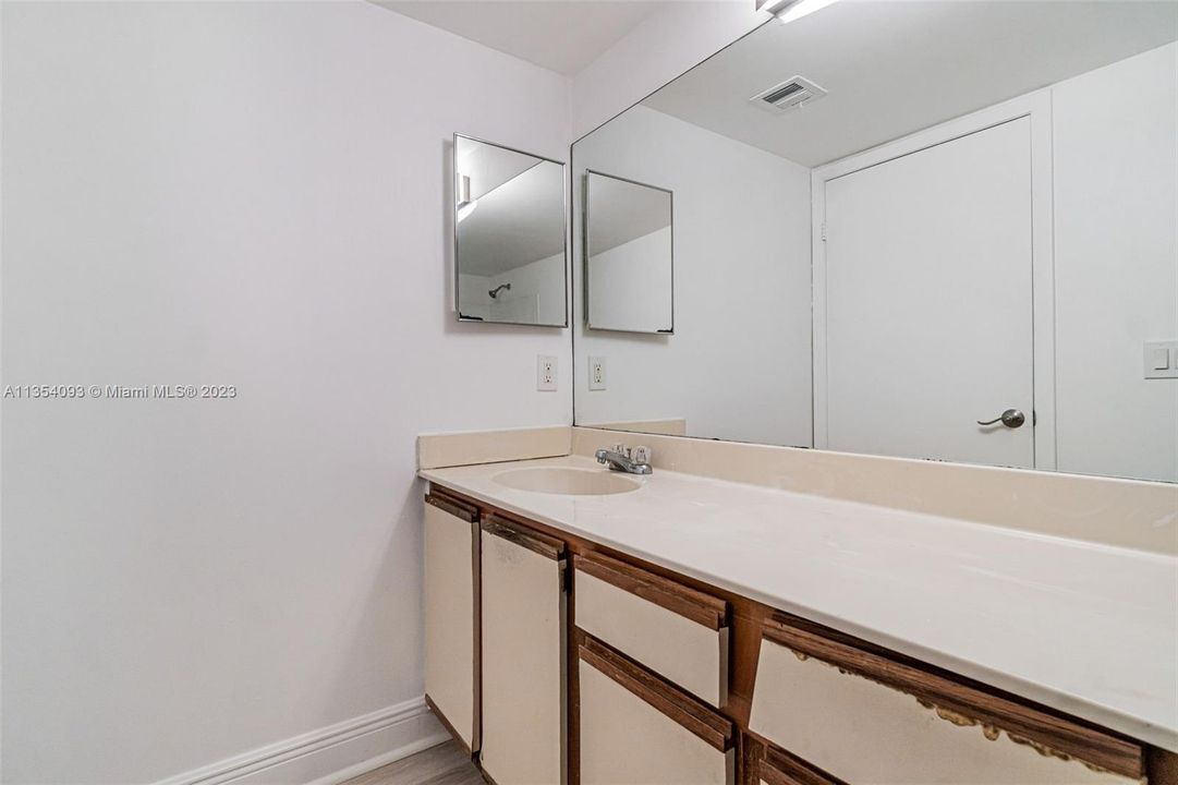 Active With Contract: $179,900 (2 beds, 2 baths, 1030 Square Feet)