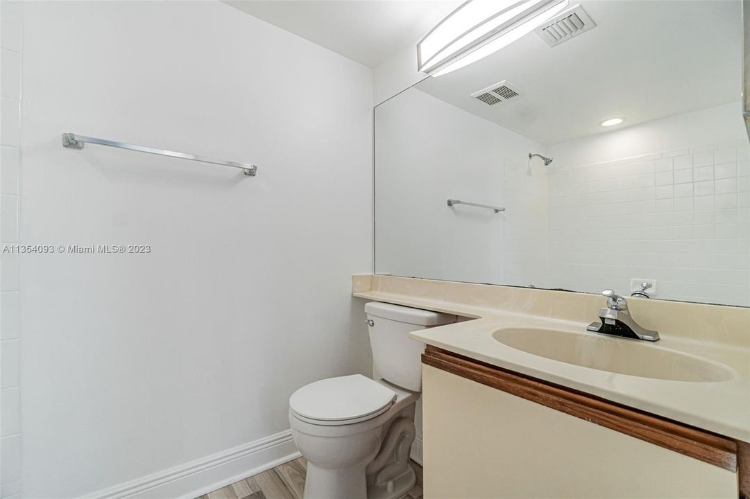 合同活跃: $179,900 (2 贝兹, 2 浴室, 1030 平方英尺)