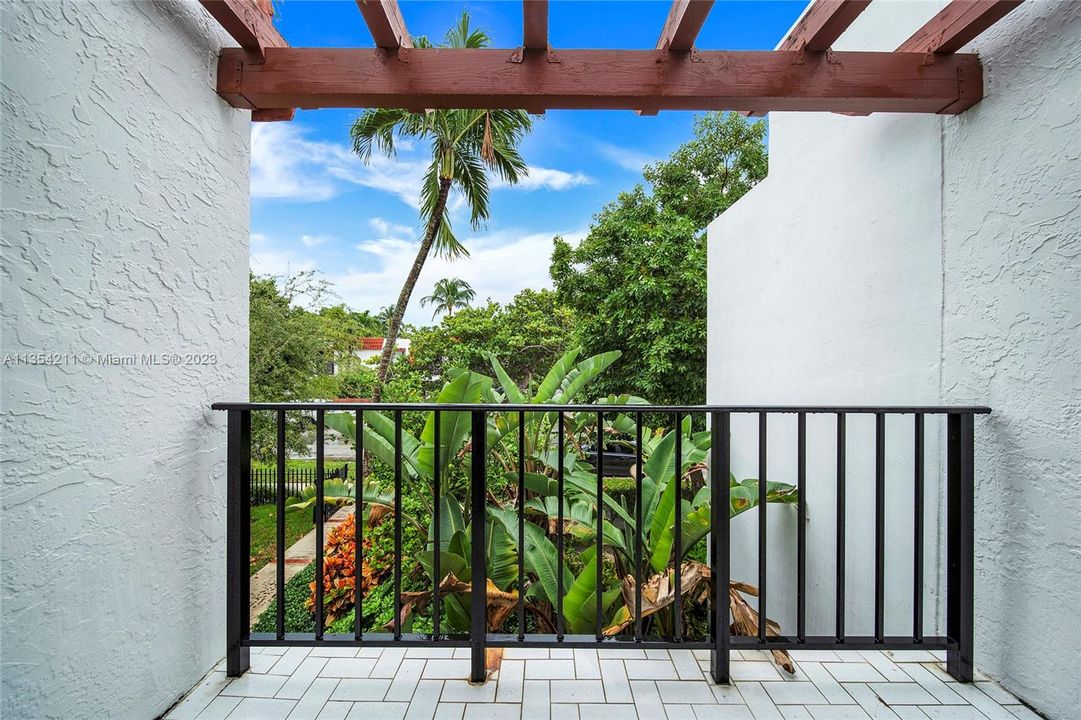 Recently Sold: $1,350,000 (2 beds, 2 baths, 1404 Square Feet)