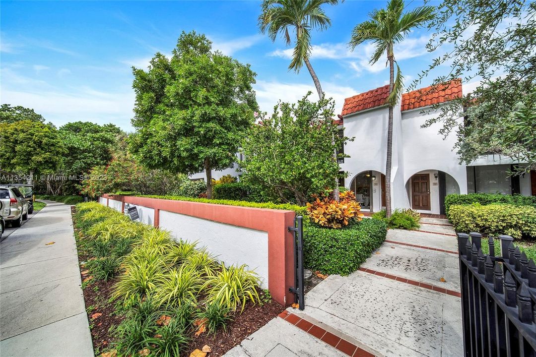 Recently Sold: $1,350,000 (2 beds, 2 baths, 1404 Square Feet)