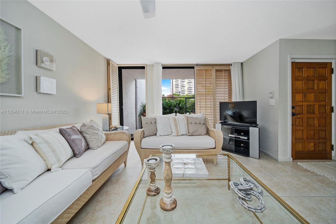 Recently Sold: $1,350,000 (2 beds, 2 baths, 1404 Square Feet)