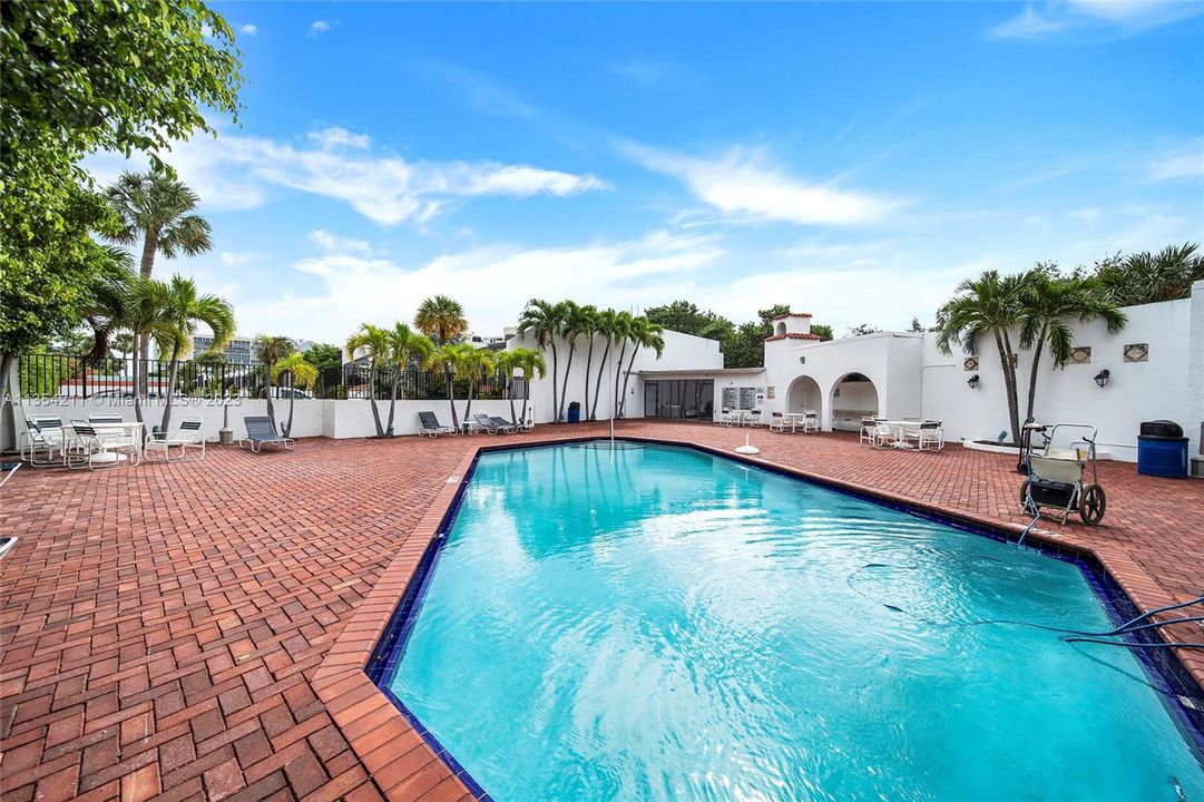 Recently Sold: $1,350,000 (2 beds, 2 baths, 1404 Square Feet)