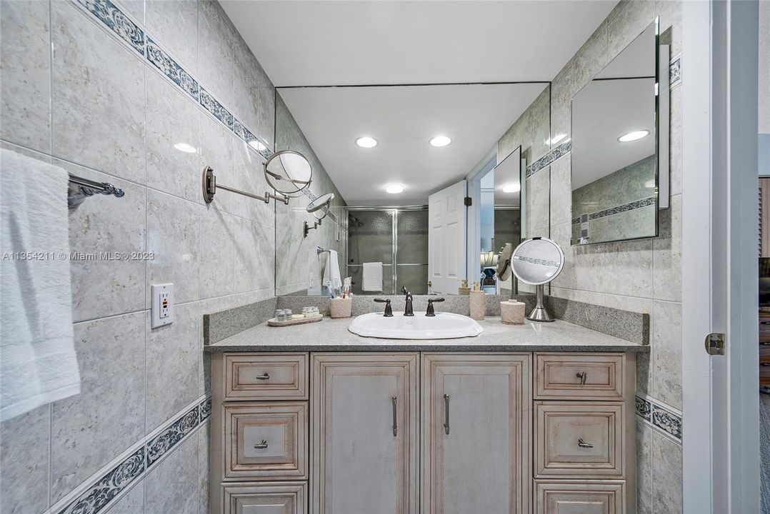 Recently Sold: $1,350,000 (2 beds, 2 baths, 1404 Square Feet)