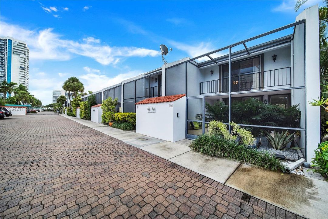Recently Sold: $1,350,000 (2 beds, 2 baths, 1404 Square Feet)