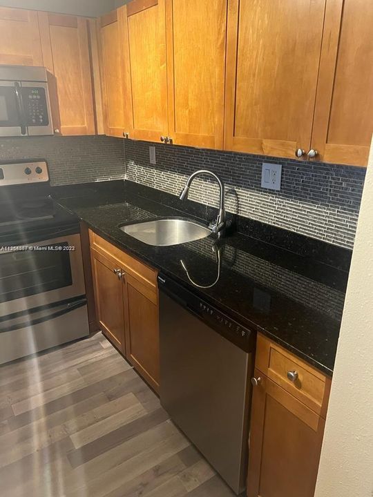 For Rent: $2,350 (1 beds, 1 baths, 769 Square Feet)