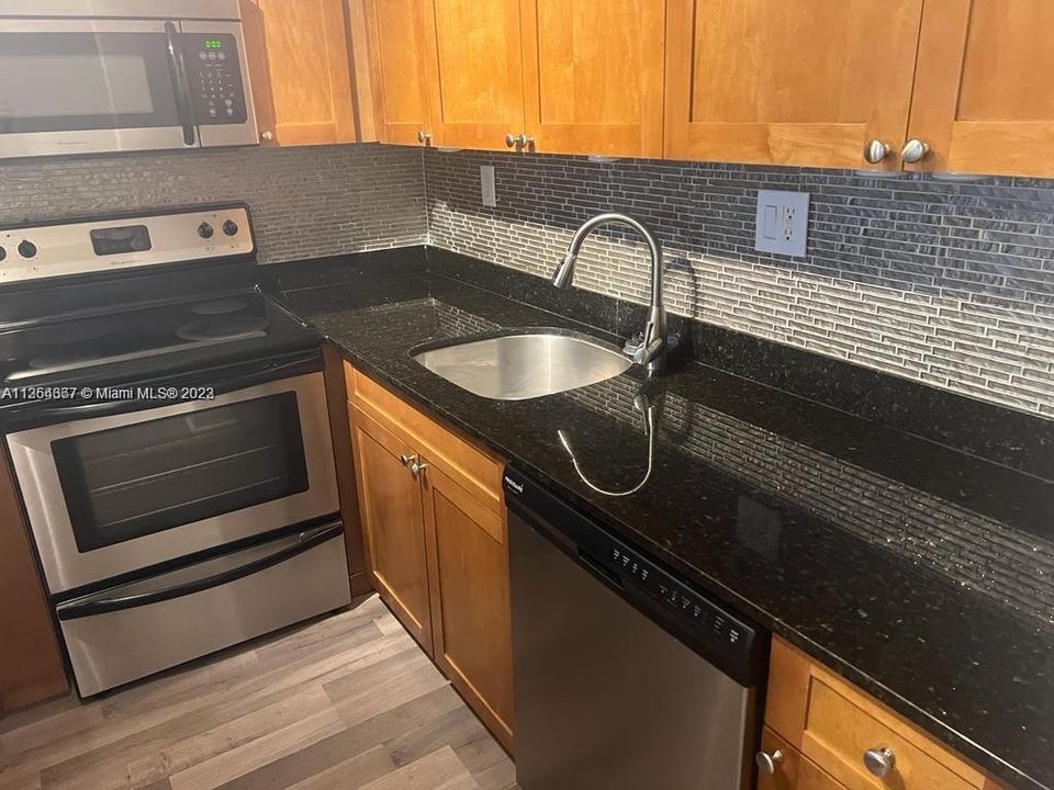 For Rent: $2,350 (1 beds, 1 baths, 769 Square Feet)