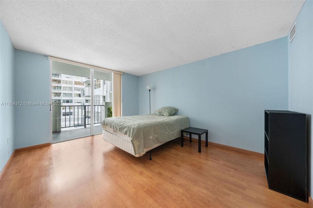 Recently Sold: $210,000 (1 beds, 1 baths, 775 Square Feet)
