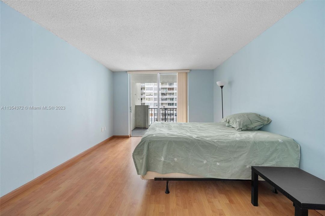 Recently Sold: $210,000 (1 beds, 1 baths, 775 Square Feet)
