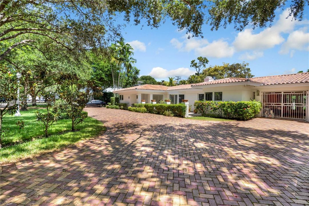 Recently Sold: $3,750,000 (5 beds, 5 baths, 4947 Square Feet)
