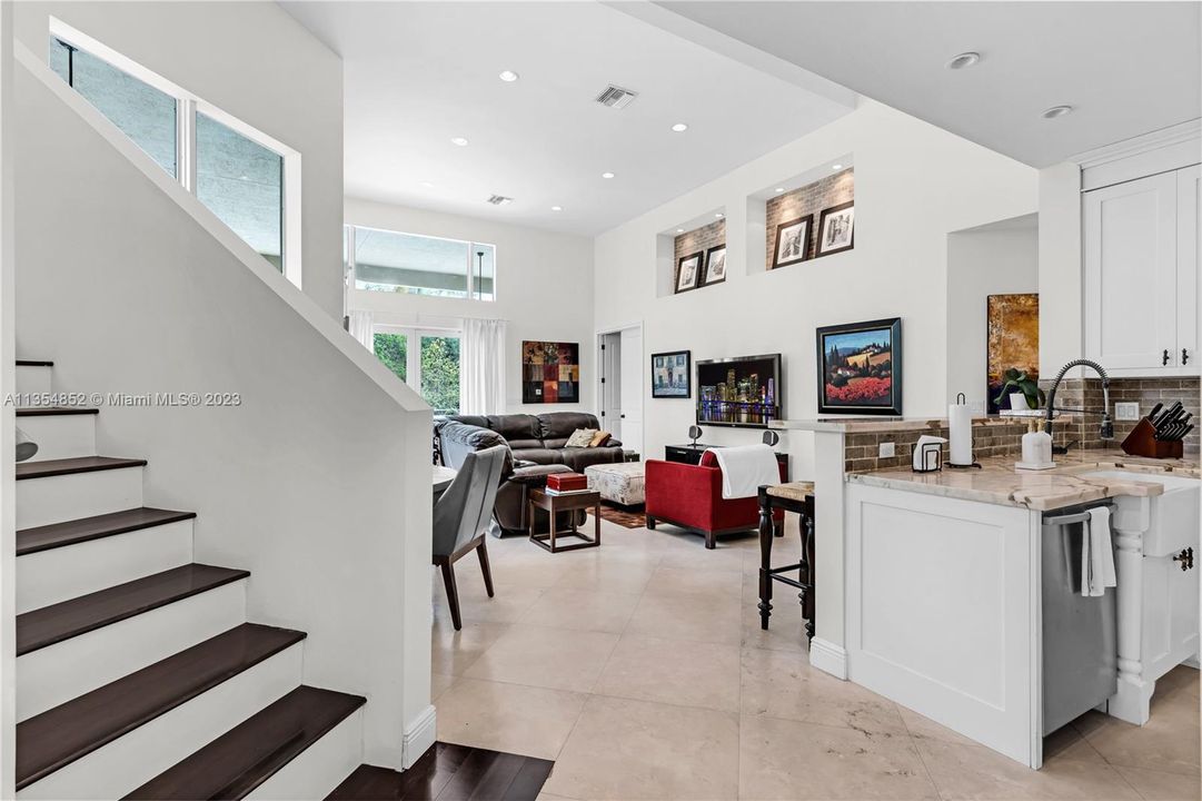 Recently Sold: $3,950,000 (6 beds, 5 baths, 4627 Square Feet)