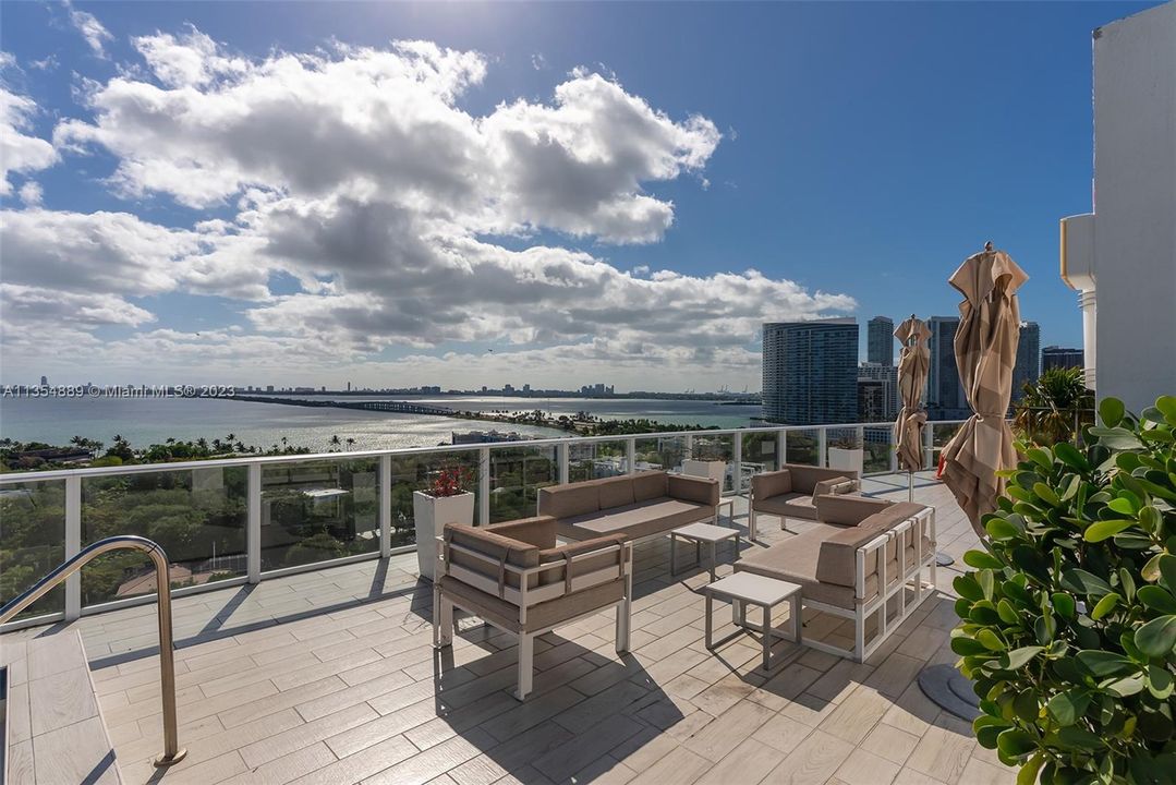 For Sale: $599,000 (2 beds, 2 baths, 1052 Square Feet)