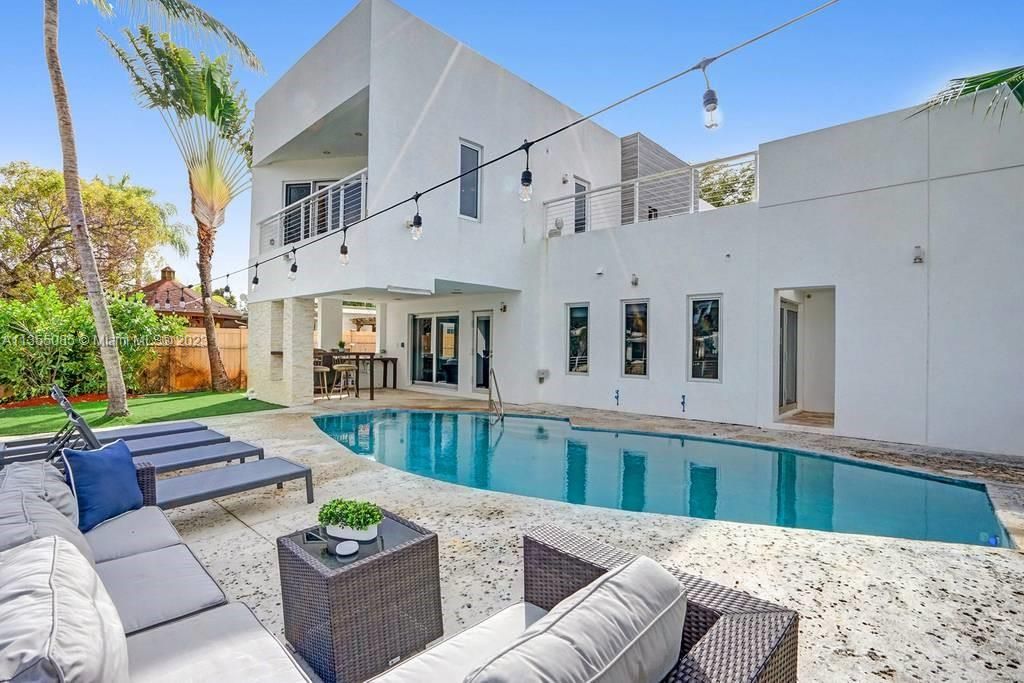 Recently Sold: $2,200,000 (6 beds, 5 baths, 3511 Square Feet)