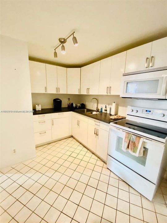 Recently Rented: $1,750 (1 beds, 1 baths, 875 Square Feet)