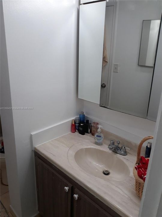 For Sale: $250,000 (1 beds, 1 baths, 812 Square Feet)