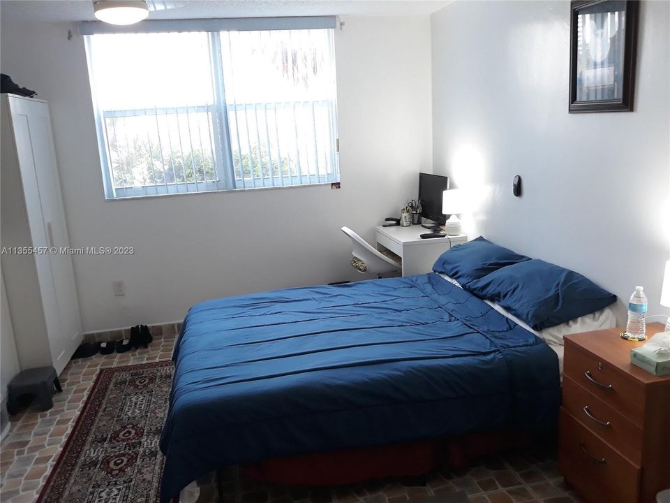 For Sale: $250,000 (1 beds, 1 baths, 812 Square Feet)