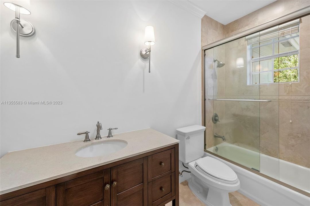 Недавно продано: $5,075,000 (7 спален, 8 ванн, 6130 Квадратных фут)