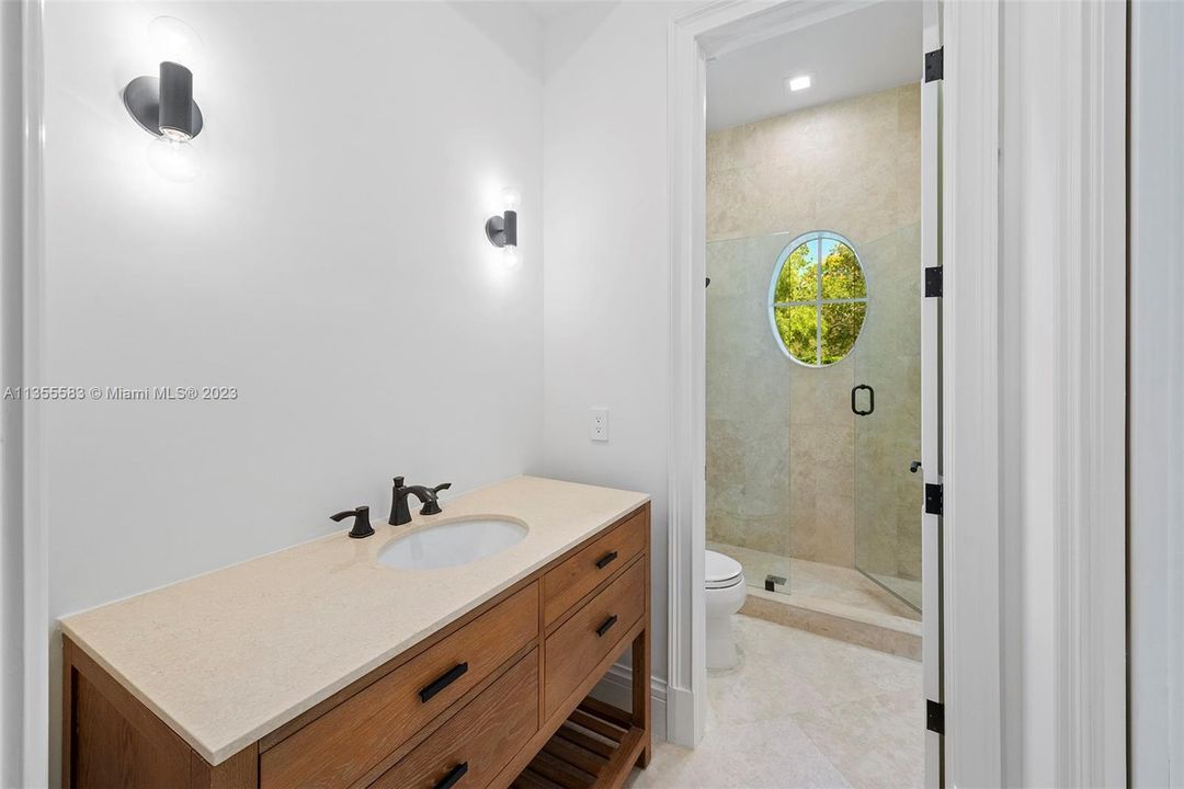 最近售出: $5,075,000 (7 贝兹, 8 浴室, 6130 平方英尺)