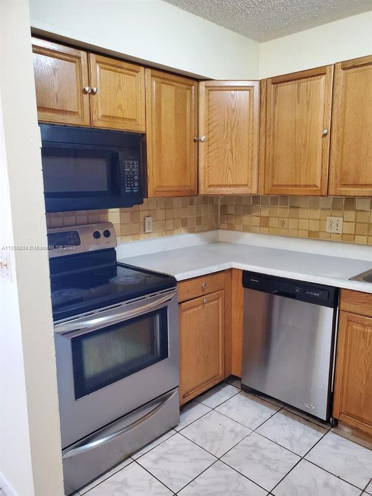 Recently Rented: $2,300 (3 beds, 2 baths, 966 Square Feet)