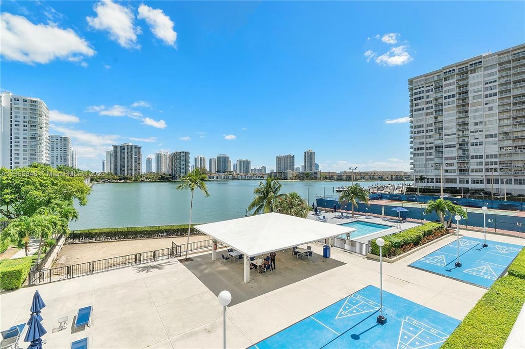 Recently Sold: $242,000 (1 beds, 2 baths, 870 Square Feet)