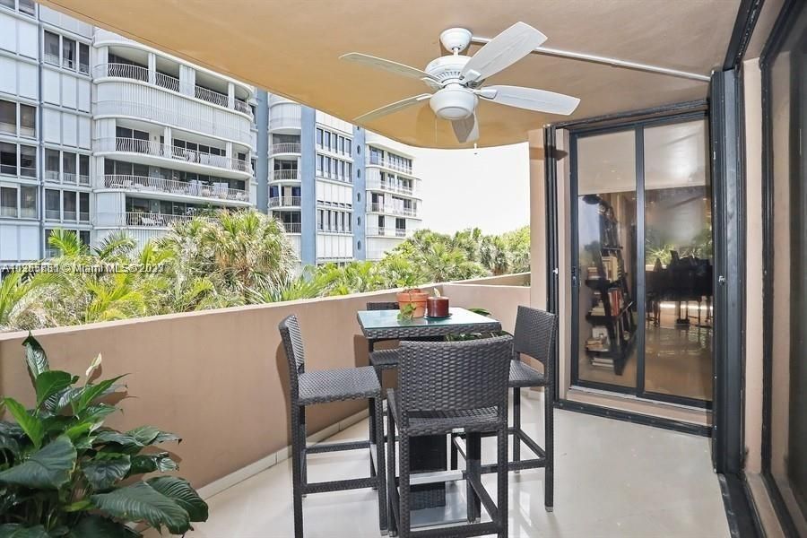 Recently Sold: $1,400,000 (2 beds, 2 baths, 2018 Square Feet)