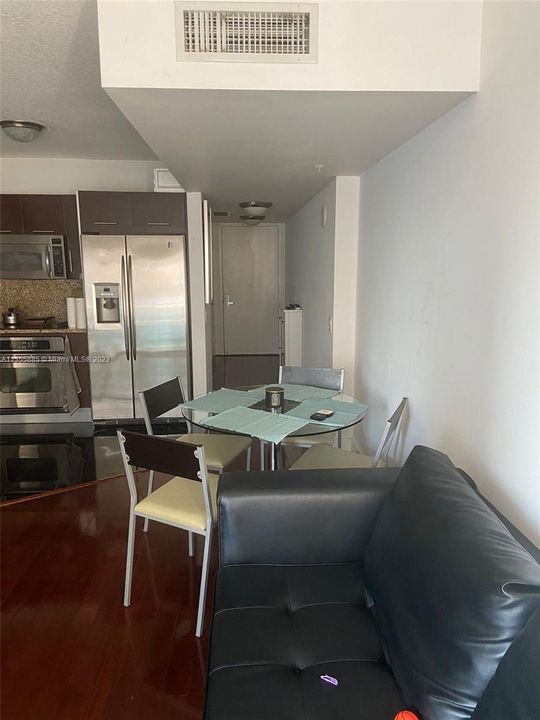 Recently Sold: $450,000 (1 beds, 1 baths, 987 Square Feet)