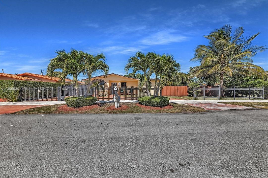 For Sale: $715,000 (4 beds, 2 baths, 1725 Square Feet)