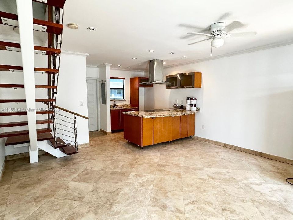 Recently Sold: $675,000 (2 beds, 1 baths, 875 Square Feet)