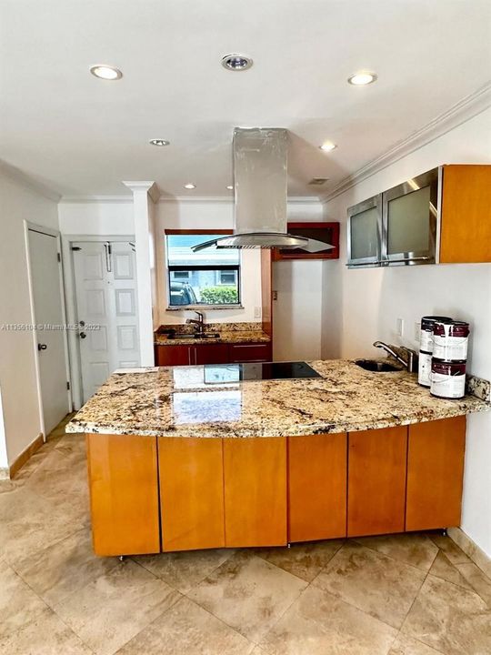Recently Sold: $675,000 (2 beds, 1 baths, 875 Square Feet)