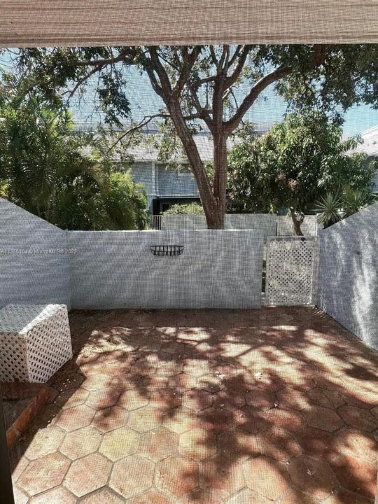 Recently Sold: $675,000 (2 beds, 1 baths, 875 Square Feet)