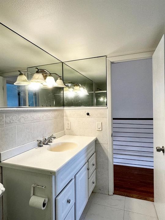 Recently Sold: $675,000 (2 beds, 1 baths, 875 Square Feet)