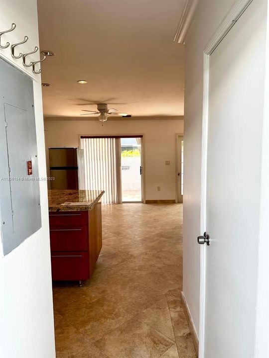 Recently Sold: $675,000 (2 beds, 1 baths, 875 Square Feet)