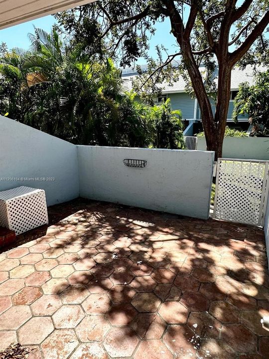 Recently Sold: $675,000 (2 beds, 1 baths, 875 Square Feet)