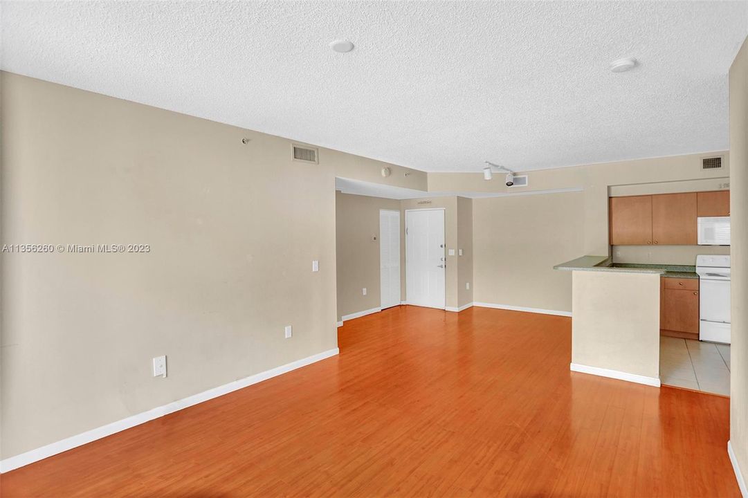 Recently Sold: $245,000 (2 beds, 2 baths, 981 Square Feet)