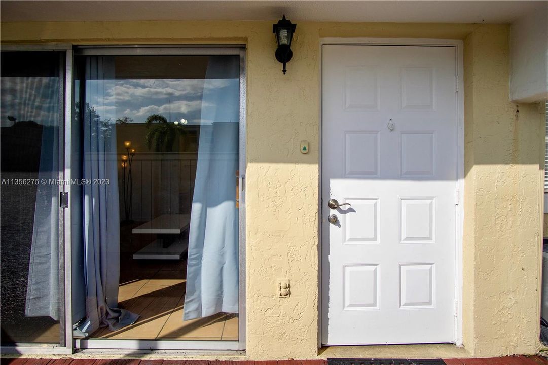 Recently Rented: $2,300 (2 beds, 2 baths, 1000 Square Feet)