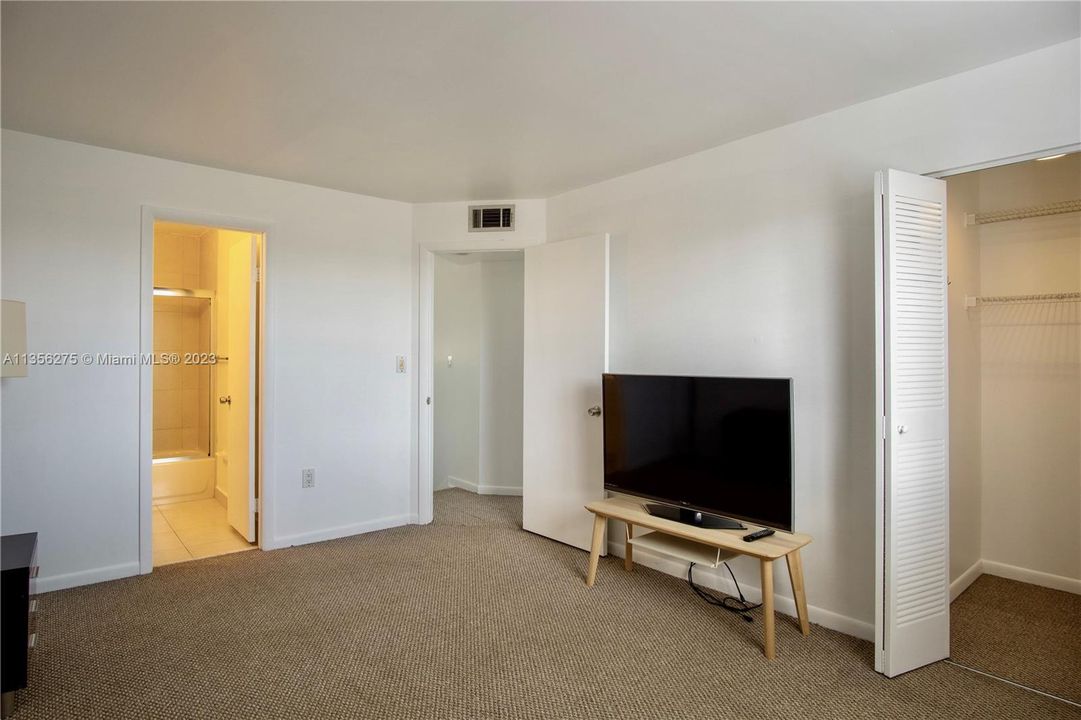 Recently Rented: $2,300 (2 beds, 2 baths, 1000 Square Feet)