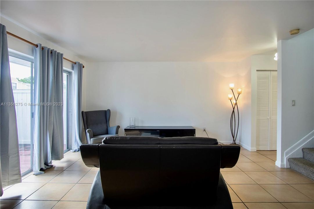 Recently Rented: $2,300 (2 beds, 2 baths, 1000 Square Feet)