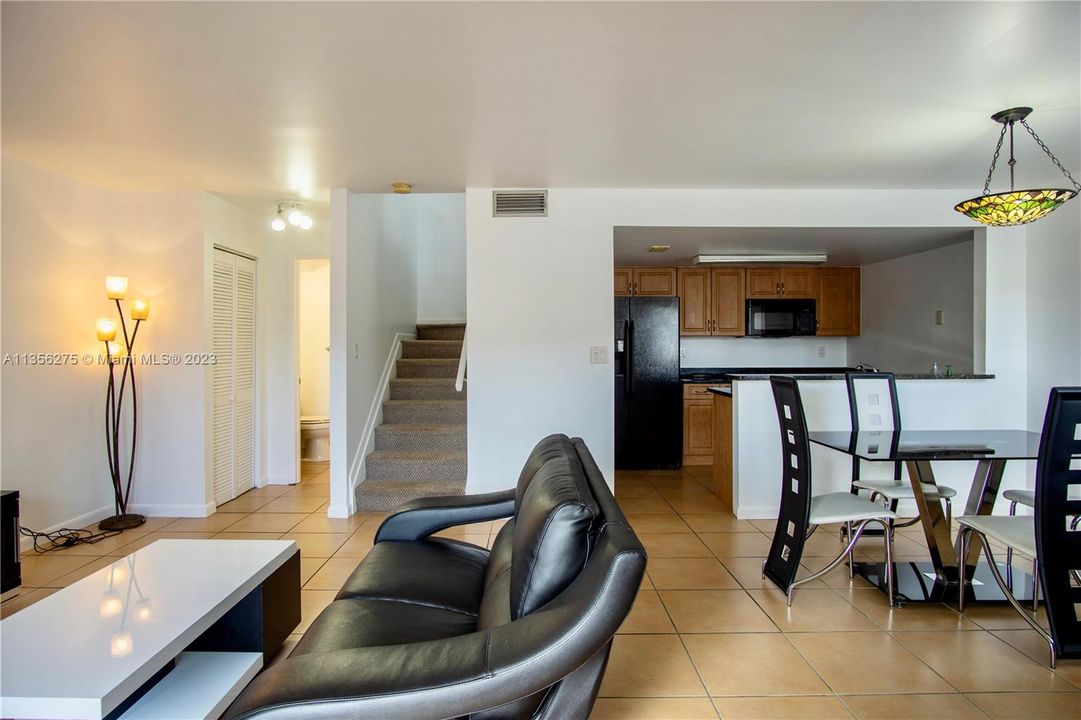 Recently Rented: $2,300 (2 beds, 2 baths, 1000 Square Feet)