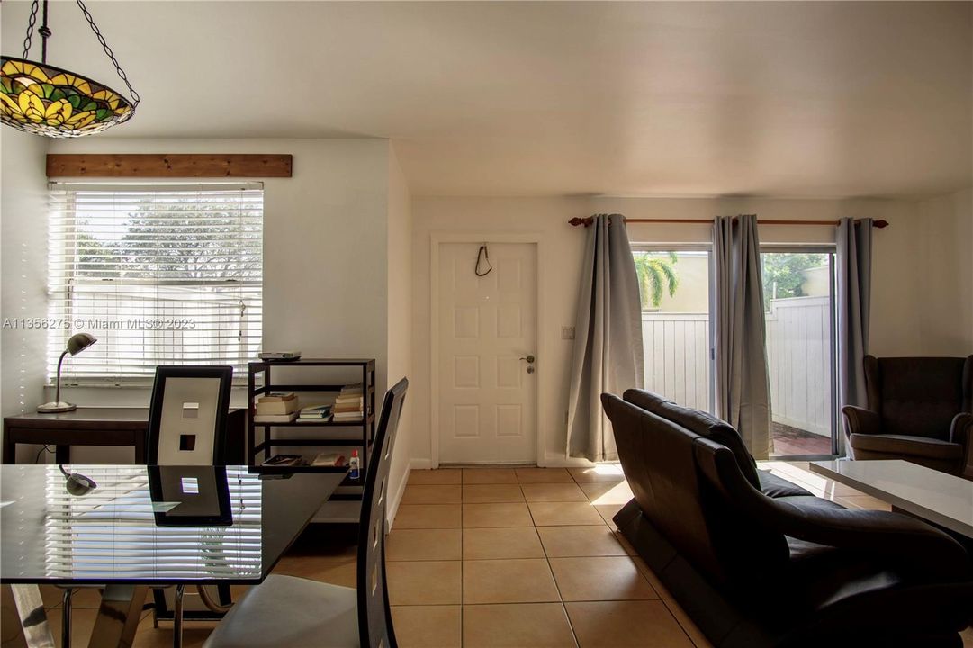 Recently Rented: $2,300 (2 beds, 2 baths, 1000 Square Feet)