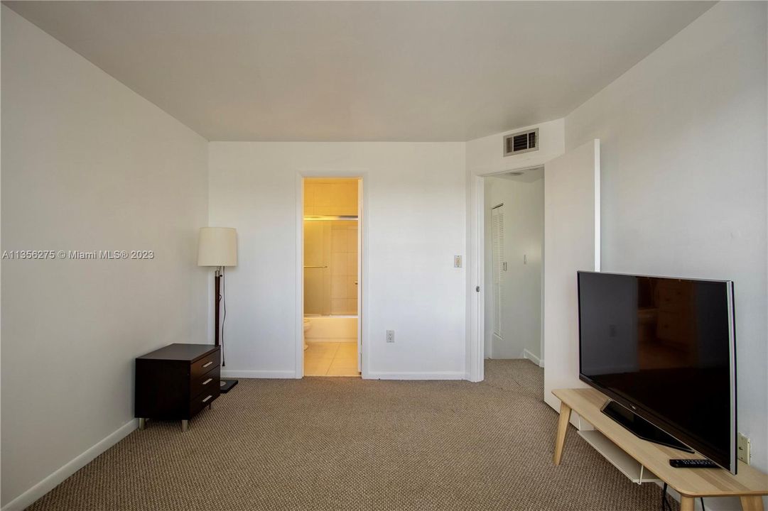 Recently Rented: $2,300 (2 beds, 2 baths, 1000 Square Feet)