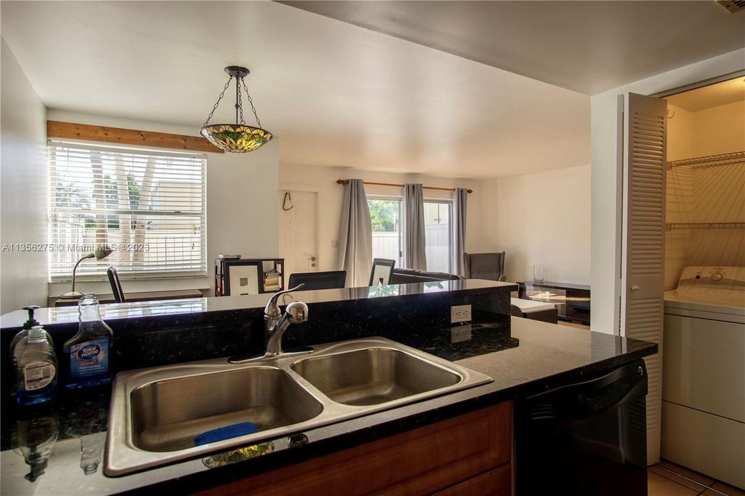 Recently Rented: $2,300 (2 beds, 2 baths, 1000 Square Feet)