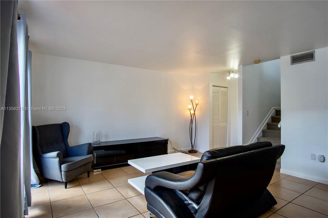 Recently Rented: $2,300 (2 beds, 2 baths, 1000 Square Feet)