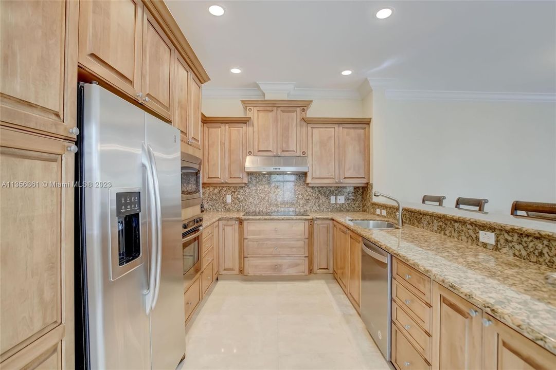 Kitchen w/ solid wood cabinets, granite counters and stainless appliances