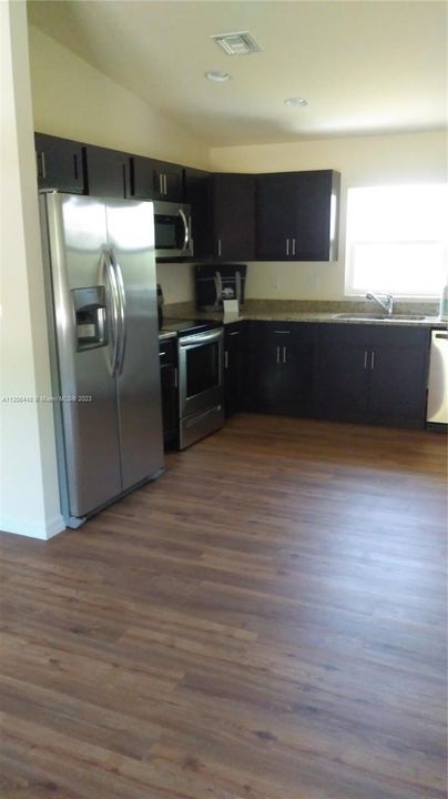 For Sale: $270,000 (3 beds, 2 baths, 1212 Square Feet)