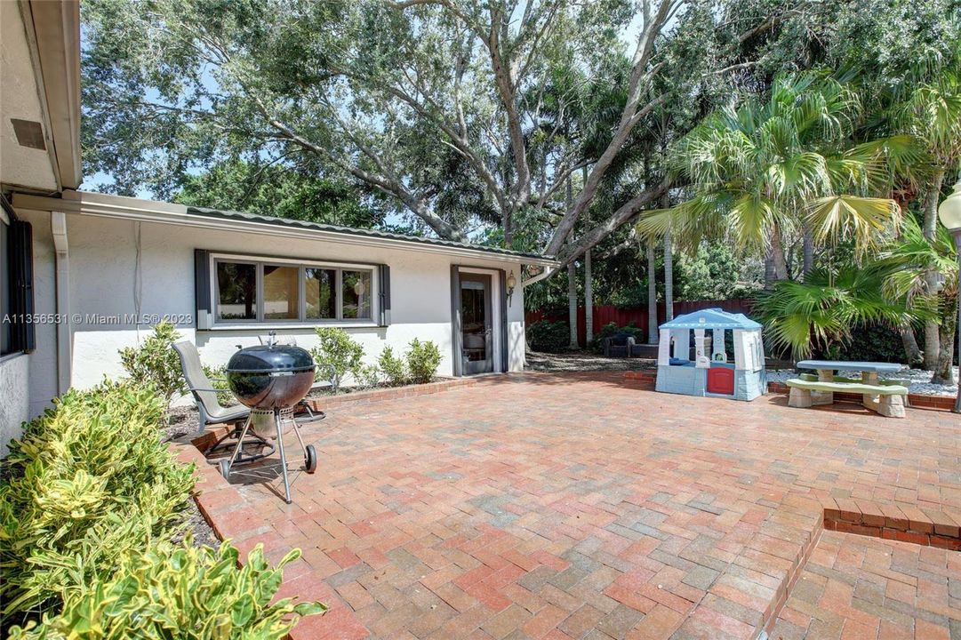 Recently Sold: $715,000 (4 beds, 2 baths, 2136 Square Feet)